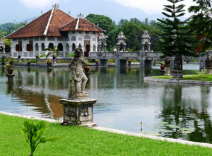 Bali sightseeing Taman Ujung1