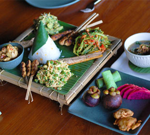The plate of typical Balinese meal ～MEGIBUNG～ image