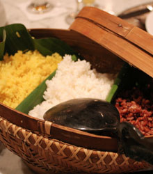 ご飯は白米、赤米、ターメリックの３種類