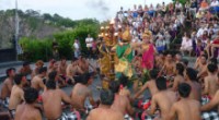 バリ島で、一番有名な伝統舞踊といえば　「ケチャダンス」かもしれません。 僕もバリ島に住む前に　旅行でバリ島に来た時にこのケチャダンスを鑑賞しましたが、あの時の衝撃は今でも忘れません！ 先日、日本から友達が遊びに来て、久々...
